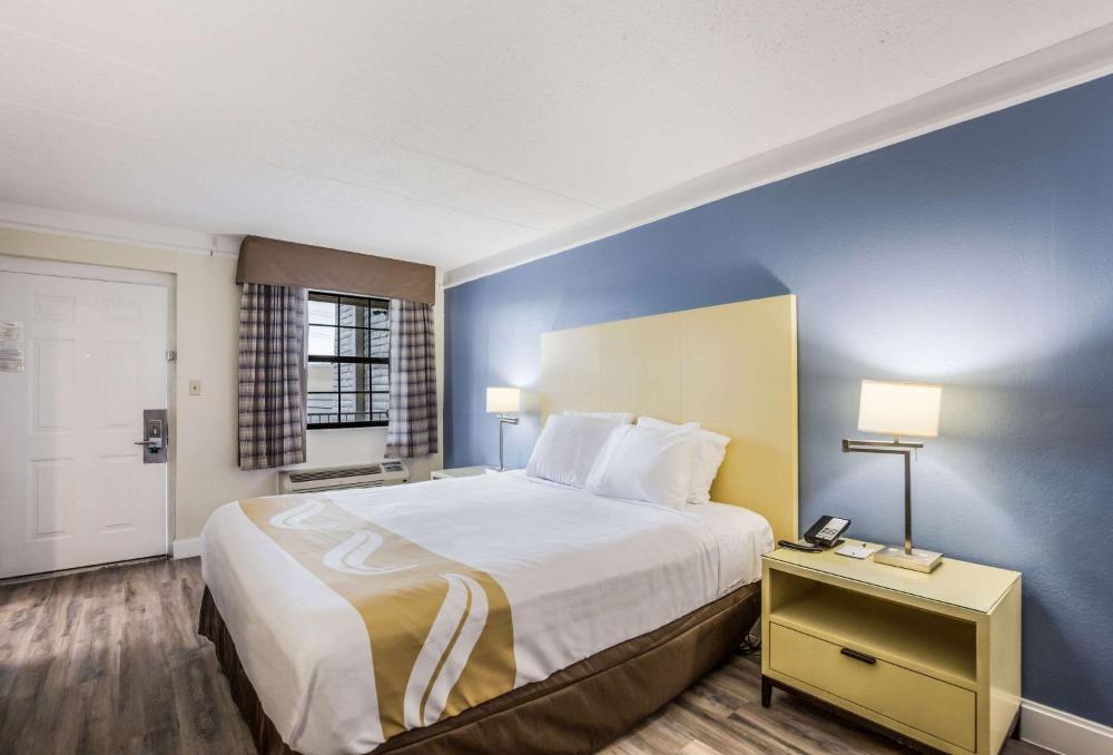 King Room - Accessible/Non-Smoking interior